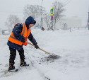 Пешеходные дорожки Южно-Сахалинска вручную очищают от выпавшего снега