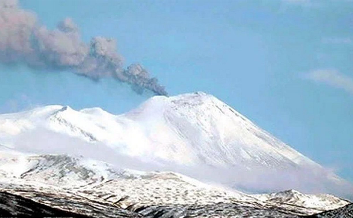 Вулкан Чикурачки на Северных Курилах выбросил пепел на высоту до 4,5 км