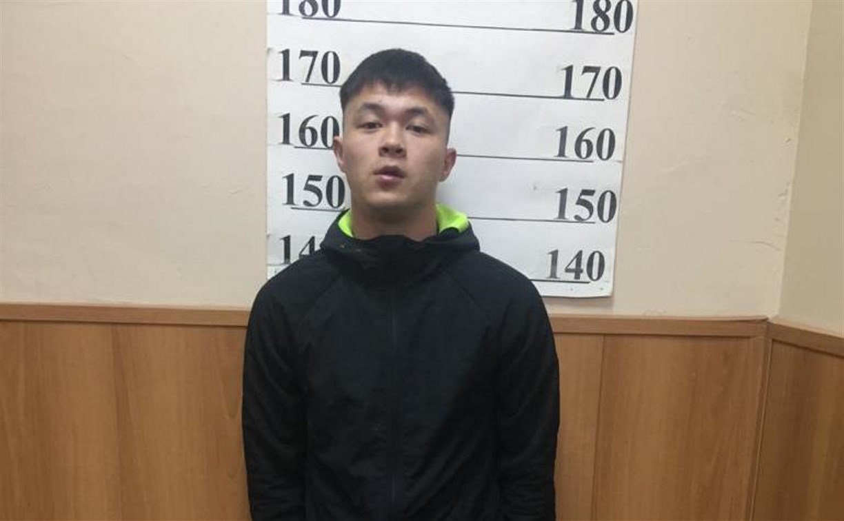 Обвиняемого в краже 19-летнего парня ищет полиция Южно-Сахалинска