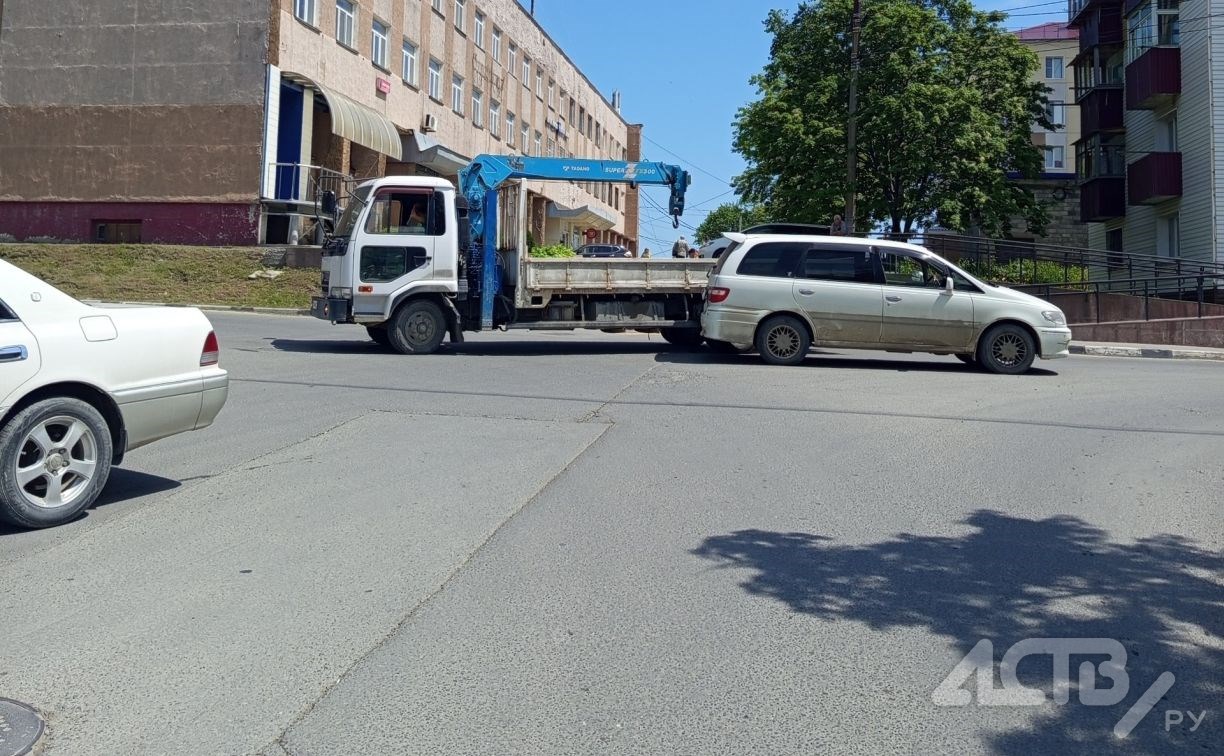 Автокран столкнулся с легковушкой в Корсакове
