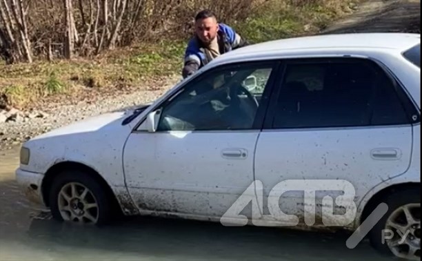 Сахалинец  устроил автомойку в реке на окраине областного центра