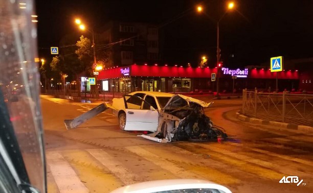 Автомобиль сильно пострадал в ночном ДТП в Южно-Сахалинске