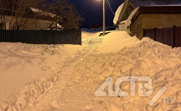 Сделали ещё хуже: во время расчистки улиц в Южно-Сахалине "окопали" несколько домов