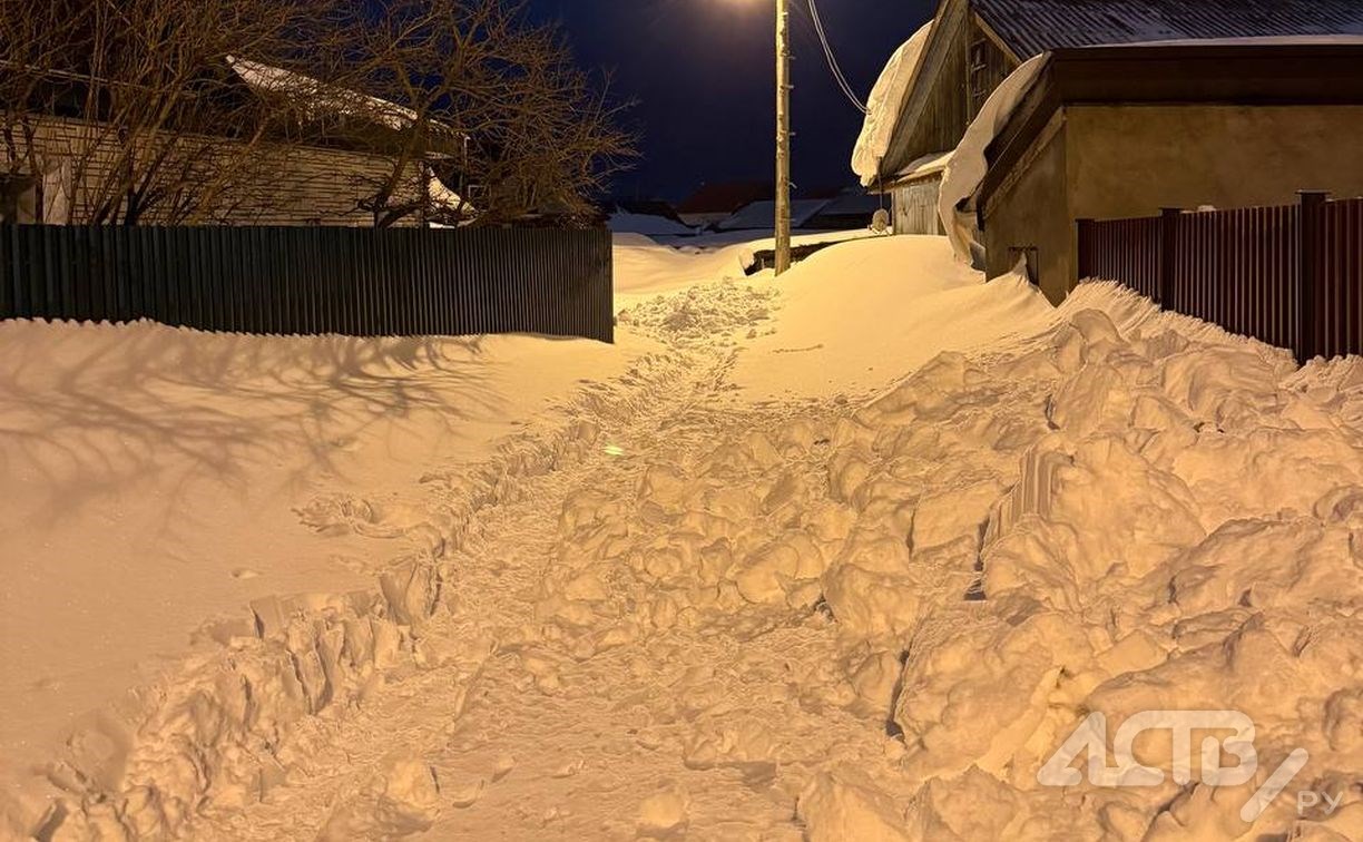 Сделали ещё хуже: во время расчистки улиц в Южно-Сахалине "окопали" несколько домов