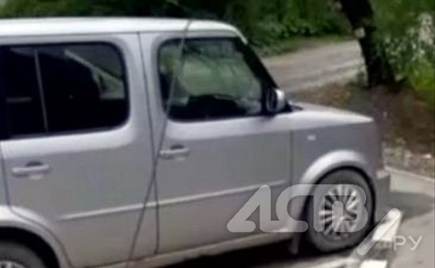 В Южно-Сахалинске со столба упал провод, два подростка вовремя успели отскочить