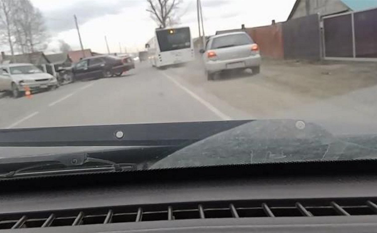 Столкнувшиеся седан и универсал перегородили полосу дороги в Новоалександровске