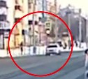 Очевидцы: автомобилист, сбивший ребёнка в Южно-Сахалинске, ехал на красный сигнал светофора