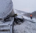 Бензовозы зажали автобус и легковушку с двух сторон: подробности серьёзного ДТП на Сахалине