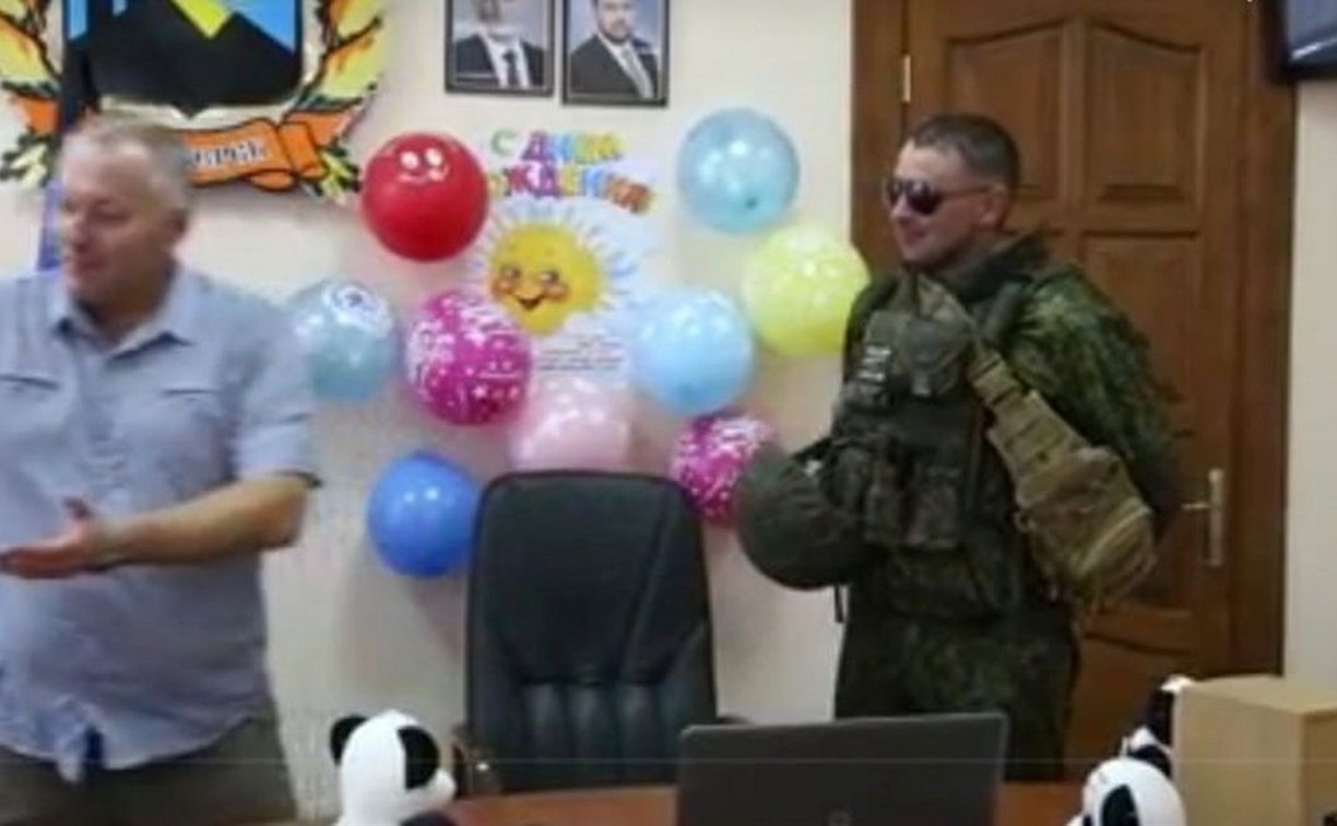 Сахалинский боец и его дочь поздравили друг друга в общий день рождения по телемосту 
