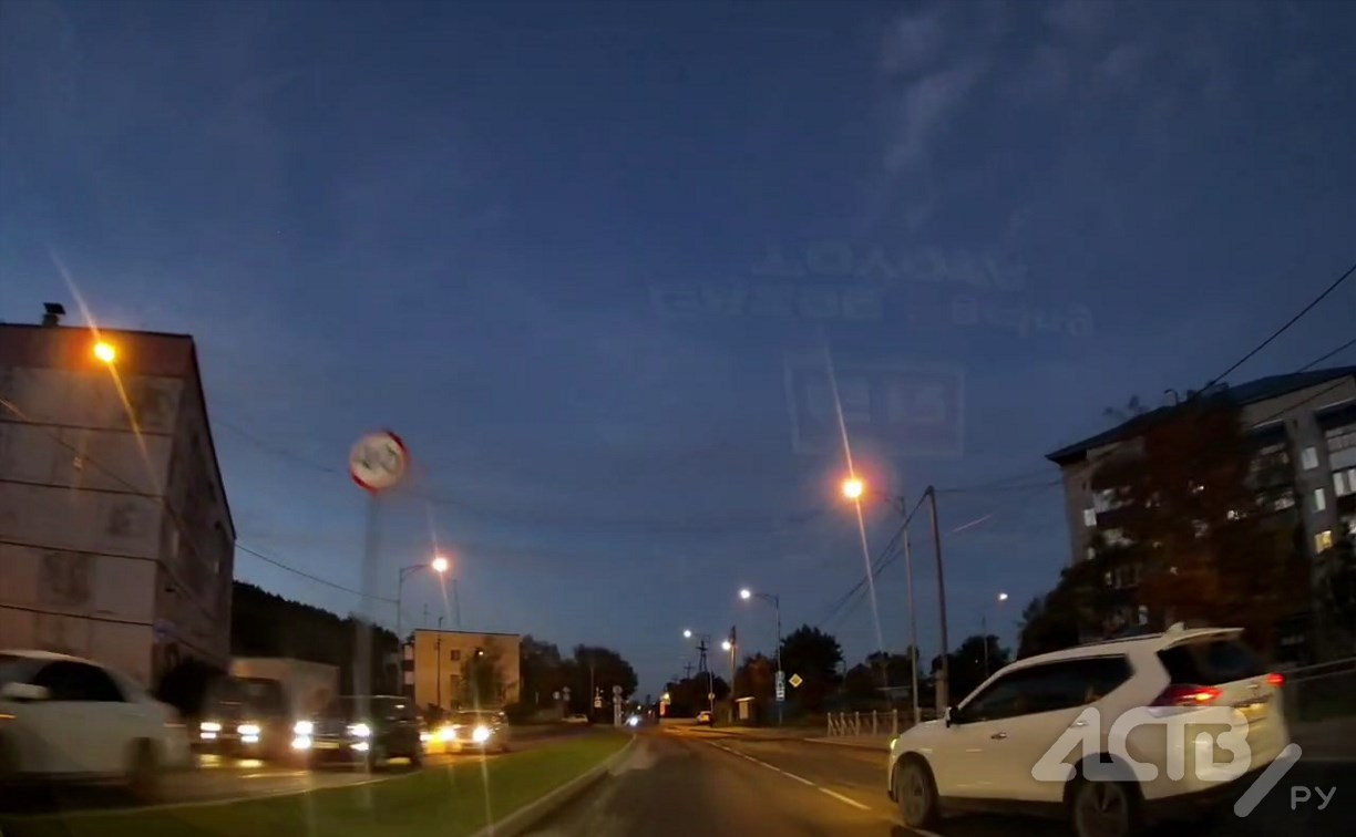 "Глаза для чего даны?": странные маневры заставили автомобилиста в Южно-Сахалинске экстренно тормозить