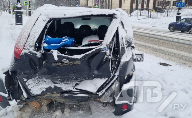 Водитель на сером Volkswagen врезался в припаркованное авто