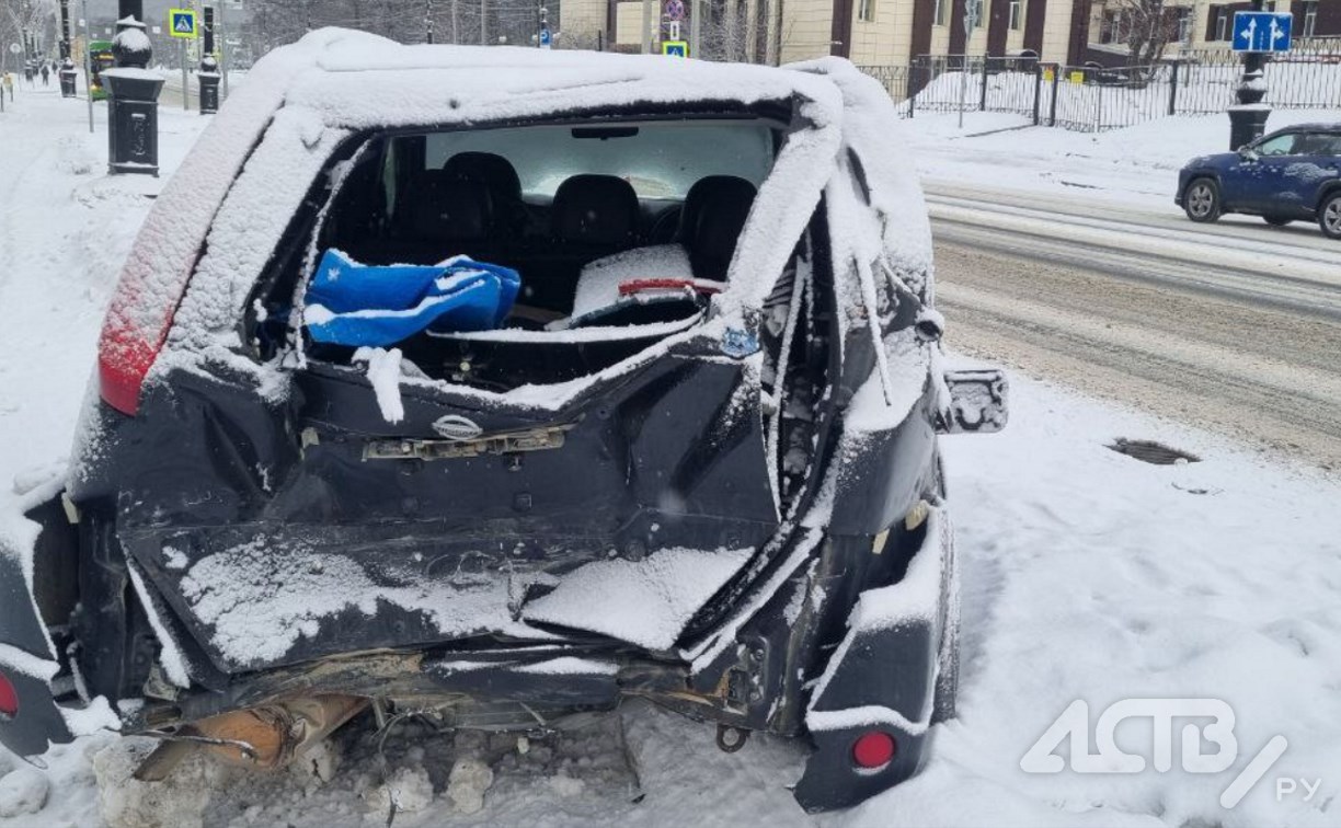 Водитель на сером Volkswagen врезался в припаркованное авто