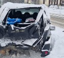 Водитель на сером Volkswagen врезался в припаркованное авто