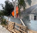 Нежилой дом вспыхнул в центре Южно-Сахалинска