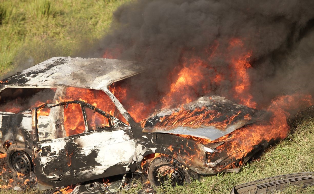 Автомобиль загорелся на улице в сахалинском селе