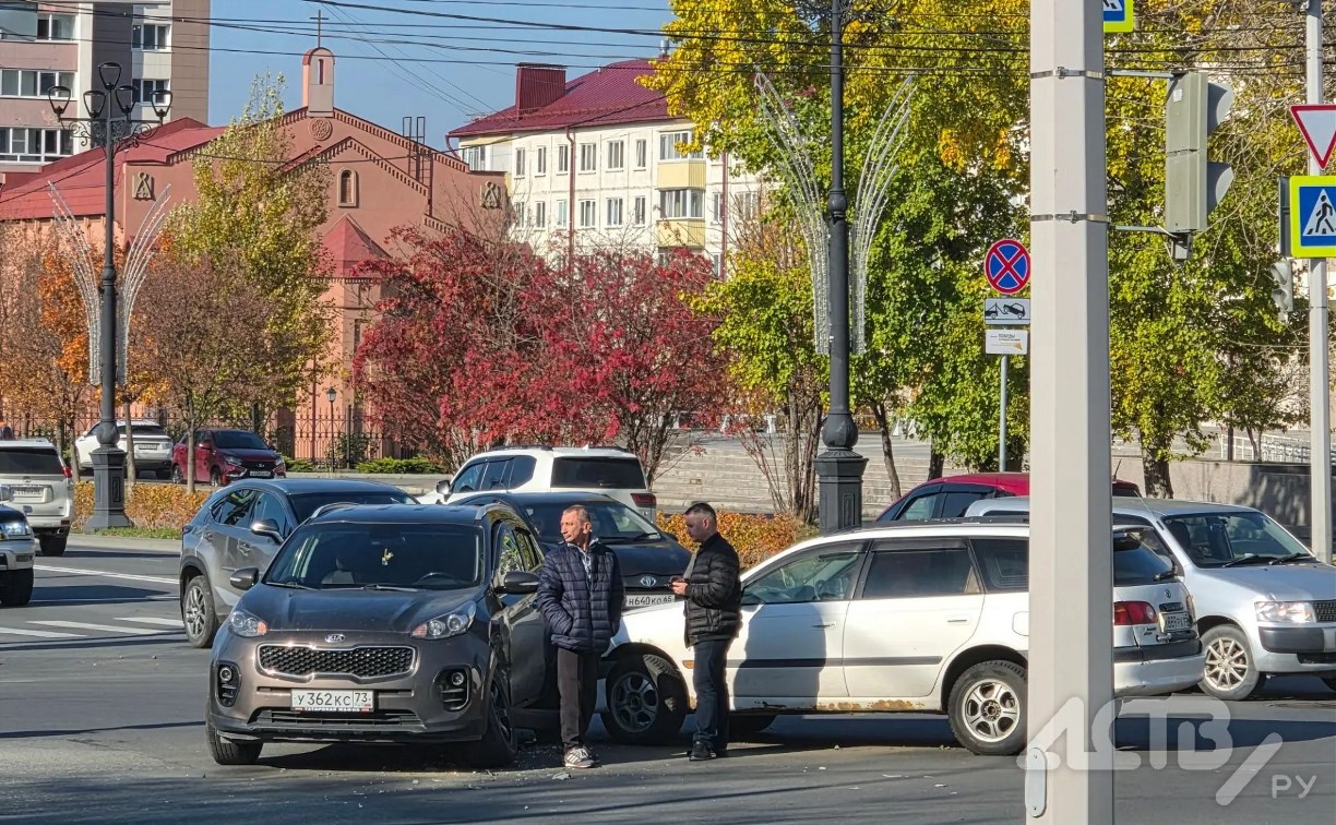 Два автомобиля не смогли разъехаться на перекрестке в Южно-Сахалинске
