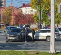 Два автомобиля не смогли разъехаться на перекрестке в Южно-Сахалинске