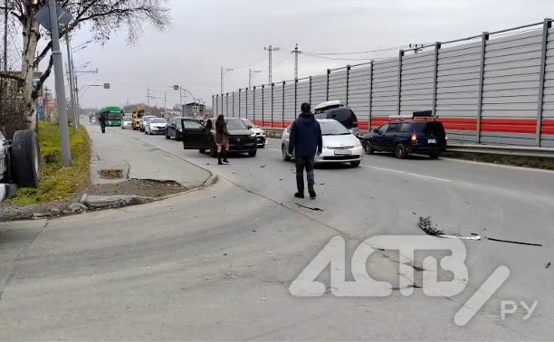 “Повезло, что не в лобовое”: оторванное на ходу колесо прилетело в иномарку в Южно-Сахалинске