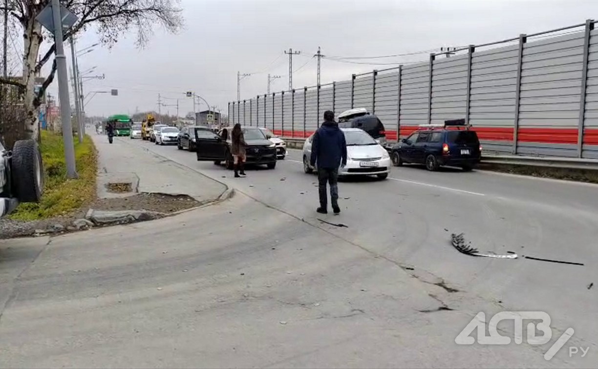 “Повезло, что не в лобовое”: оторванное на ходу колесо прилетело в иномарку в Южно-Сахалинске 