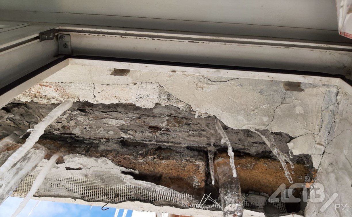 Огромные сосульки растут в трещинах фасада дома в Тымовском