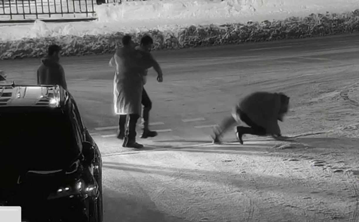Драка между пассажиром такси и водителем в Южно-Сахалинске попала в объектив камеры наблюдения 