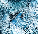Сахалинец разбил лобовое стекло автомобиля своей бывшей 