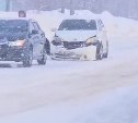 Два автомобиля столкнулись на скользкой трассе в Долинском районе