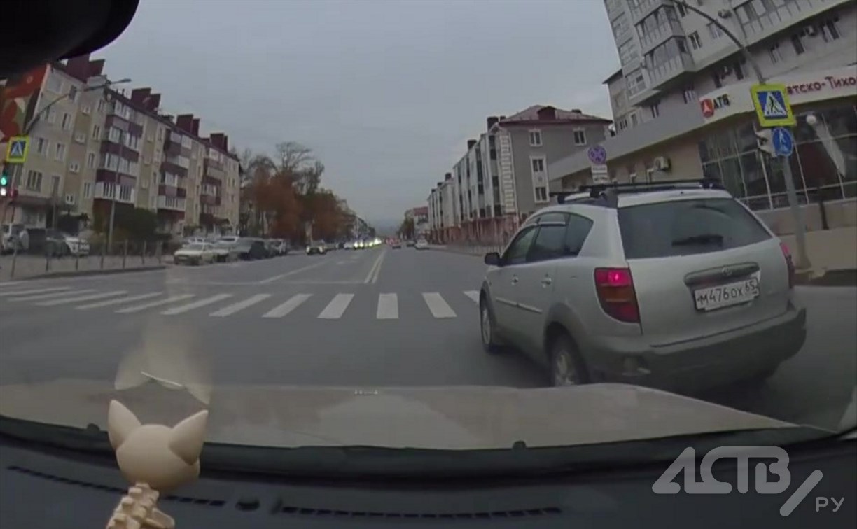 Автомобилистка подрезала машину в Южно-Сахалинске, но объяснить свой поступок не смогла