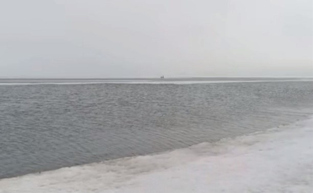"Мамонтята" сидят": на Изменчивом оторвало лёд вместе с рыбаками  