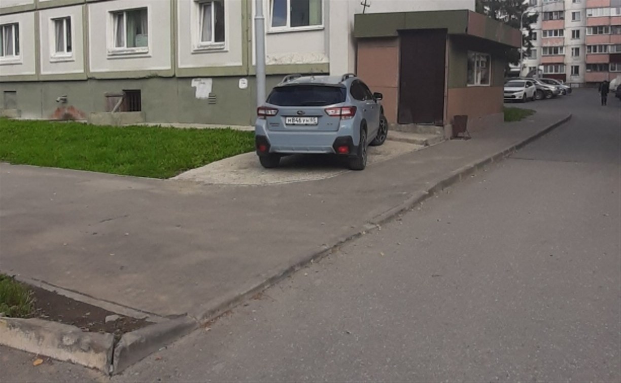 Сахалинец нащупал лазейку в законе и зацементировал кусочек газона под личную парковку