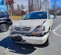 Кроссовер врезался в грузовичок на улице Комсомольской в Южно-Сахалинске