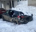 Масса снега, рухнувшая с крыши, уничтожила автомобиль в Южно-Сахалинске