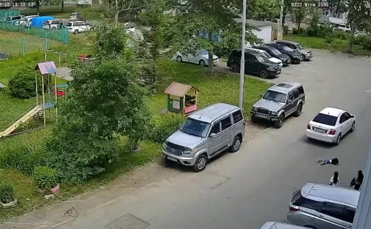 Сбил и проехался по ноге: двухлетняя девочка попала под колёса авто в Южно-Сахалинске Сбил и проехался по ноге: двухлетняя девочка попала под колёса авто в Южно-Сахалинске