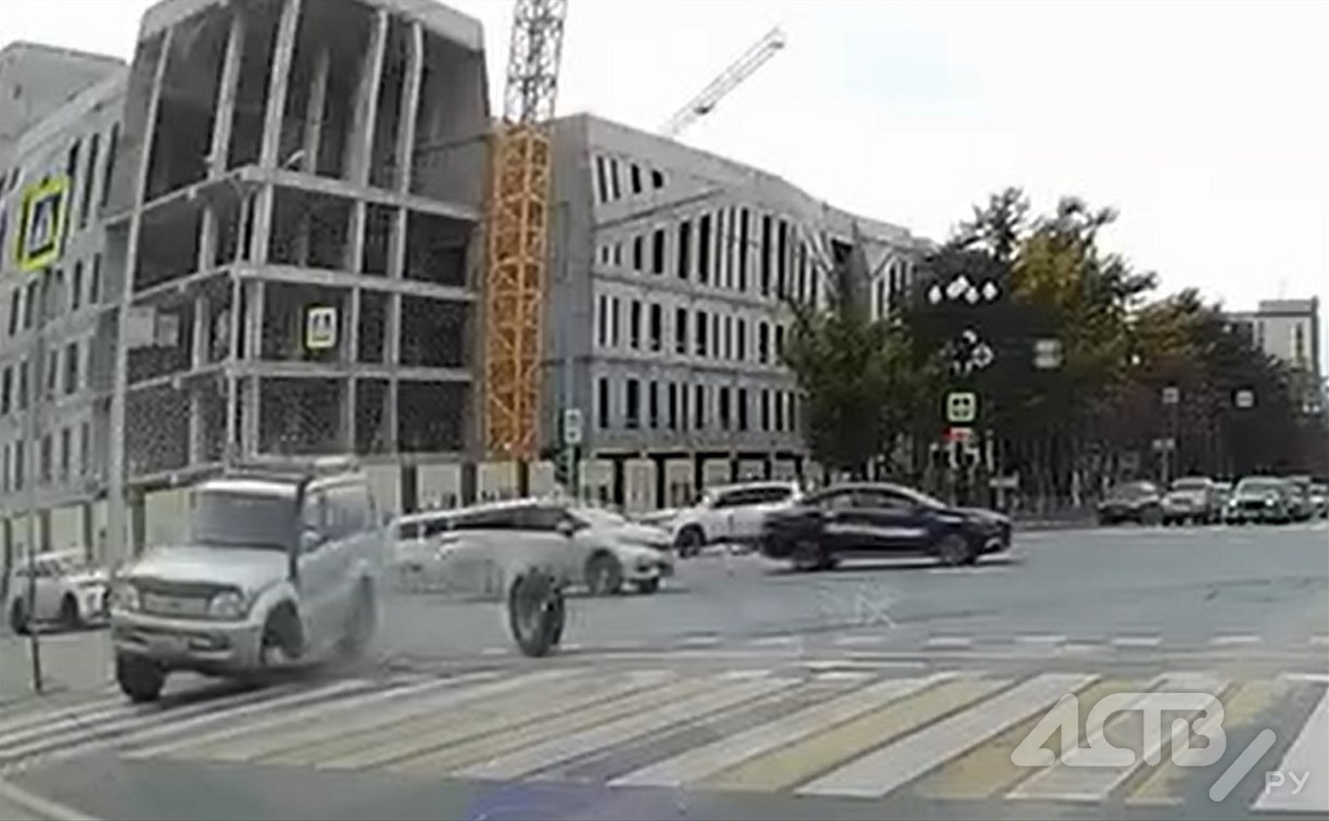 У внедорожника в Южно-Сахалинске на перекрестке на ходу “убежало” колесо