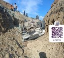 Автомобиль Toyоta Mark II рухнул в траншею при попытке объехать экскаватор в Холмском районе