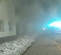 В Смирных жители общежития вылезали из окон по лестнице из-за пожара 