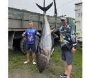 Три часа вываживали: сахалинцы поймали гигантского тунца в заливе Мордвинова