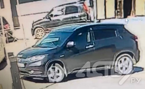 На парковке в Южно-Сахалинске водитель на Honda Vezel задел автомобиль и быстро скрылся