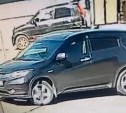 На парковке в Южно-Сахалинске водитель на Honda Vezel задел автомобиль и быстро скрылся