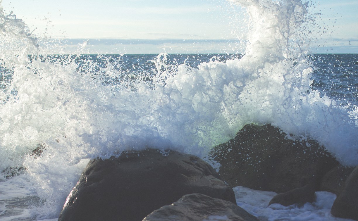 Шестиметровые волны спрогнозировали в Охотском море: на Курилах ждут ураган