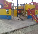 В Холмске составили график ремонта детских площадок