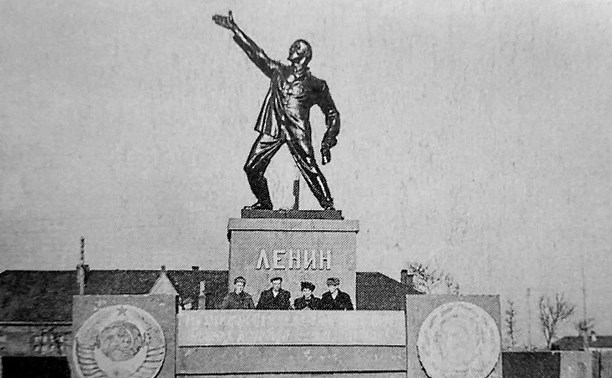Ленин молодой, зелёный, без ноги: угадай, что происходило с памятниками вождю на Сахалине