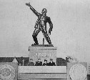 Ленин молодой, зелёный, без ноги: угадай, что происходило с памятниками вождю на Сахалине