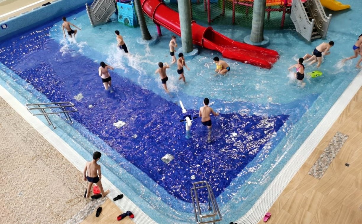 Сахалинских школьников бесплатно возят в самый большой на Дальнем Востоке аквапарк