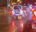 Автомобилисты массово нарушают ПДД, объезжая затор на мосту в Ново-Александровске