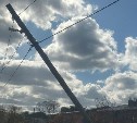 В сахалинском селе столб почти сутки провисел на проводах прямо над дорогой