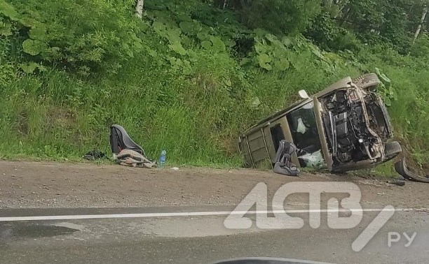 Разбитый вдребезги Lexus лежит на боку около села Троицкого