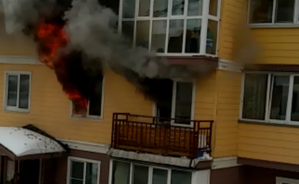 Пожар в жилом доме тушат в Южно-Сахалинске