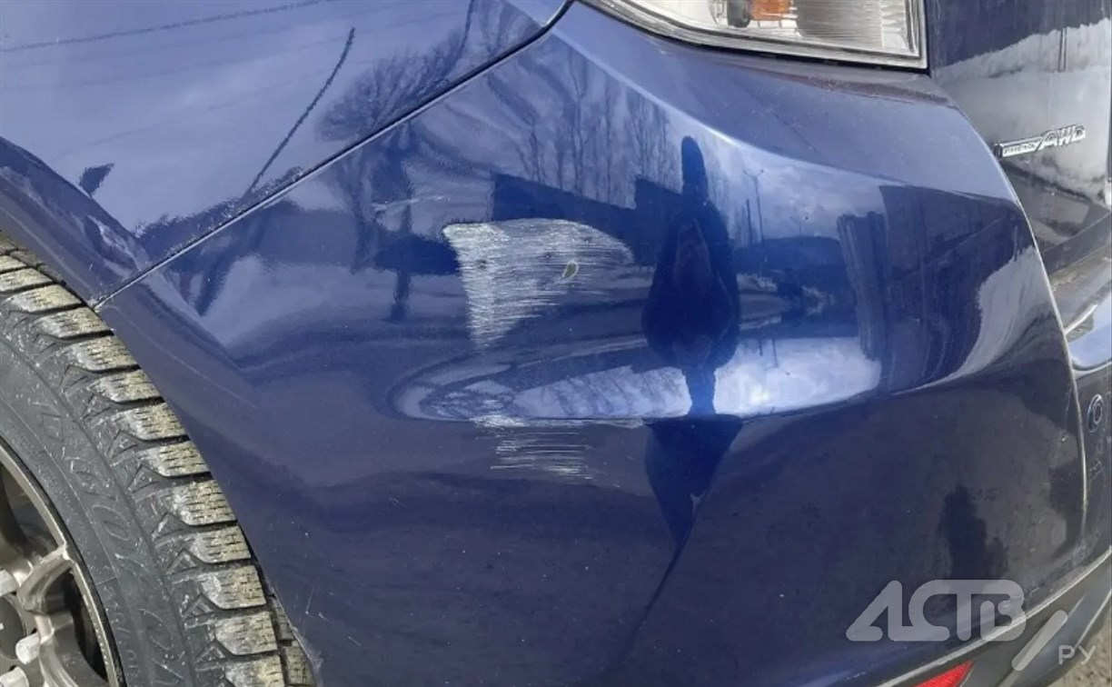 Неизвестный столкнулся с Subaru Impreza Sport и скрылся с места ДТП в Южно-Сахалинске