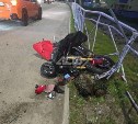 Мотоцикл с двумя людьми влетел в отбойник на проспекте Мира в Южно-Сахалинске